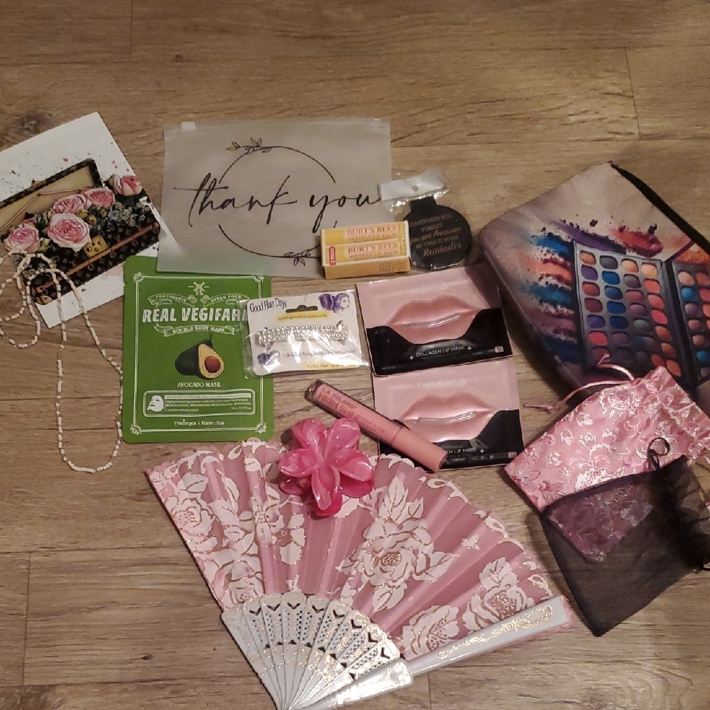 Beauty Bundle Lip Care Fan Pouches Face Mask Mirror L V Picture LA Lip Barrettes